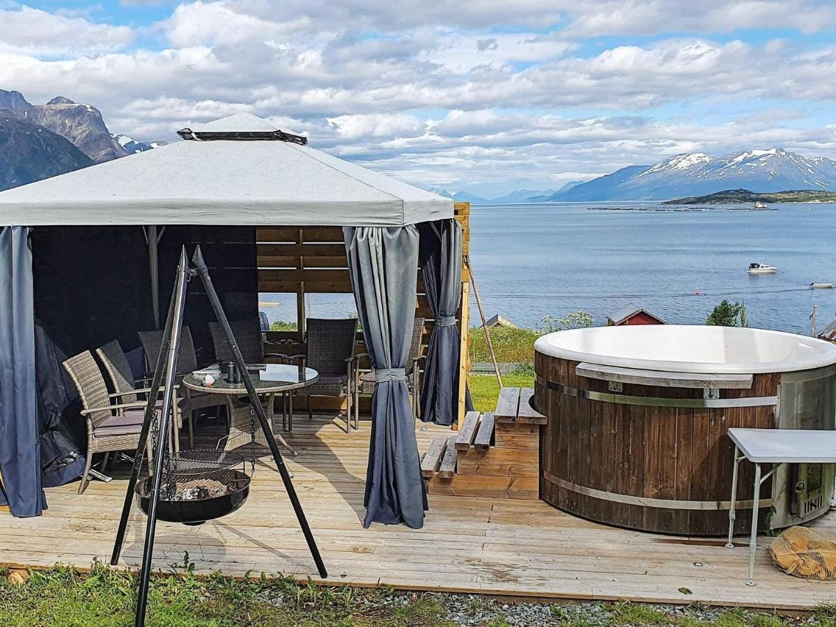 10 Person Holiday Home In Lyngseidet Exterior foto